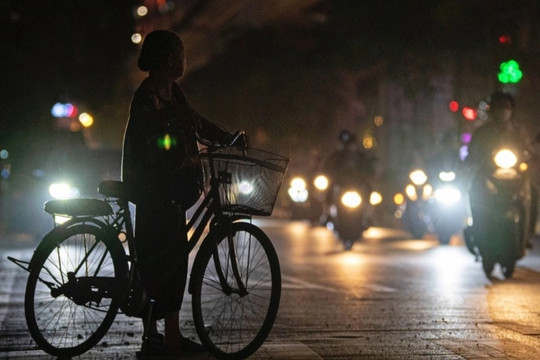 Con phố trung tâm Hà Nội gần 10 năm không có đèn đường