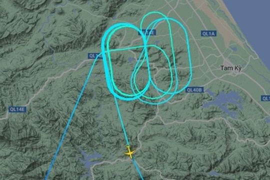 Sau 10 vòng trên bầu trời Đà Nẵng, máy bay quay về Tân Sơn Nhất