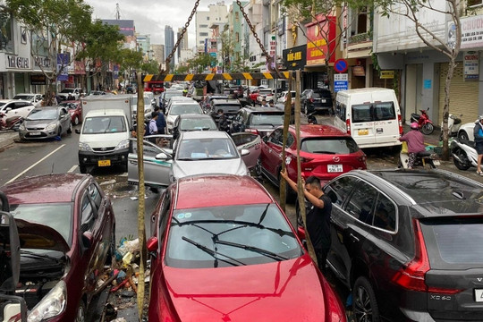 Đường phố Đà Nẵng ngổn ngang hàng trăm ôtô chết máy sau khi nước rút