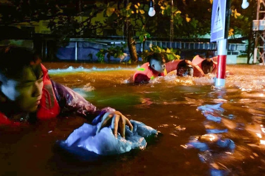 Giải cứu người dân Đà Nẵng khỏi ngập lụt trong đêm