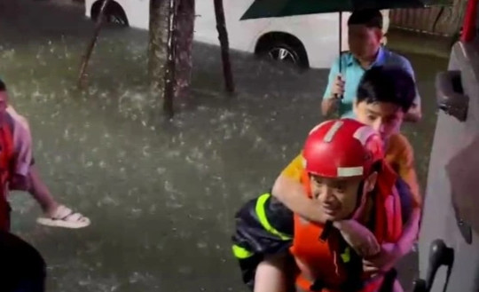 Một người chết do mưa ngập ở Đà Nẵng, 11.000 nhà dân tại Huế chìm trong lũ
