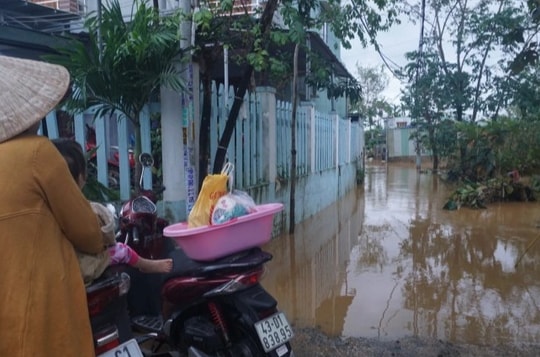 Nước rút, người dân Đà Nẵng vẫn ám ảnh trận ngập chưa từng thấy