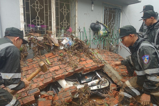 Cảnh sát cơ động ứng cứu người dân Đà Nẵng trong đêm mưa lớn