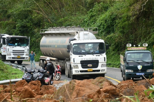 Sạt lở nghiêm trọng đèo Hải Vân, quốc lộ 1A ùn tắc kéo dài