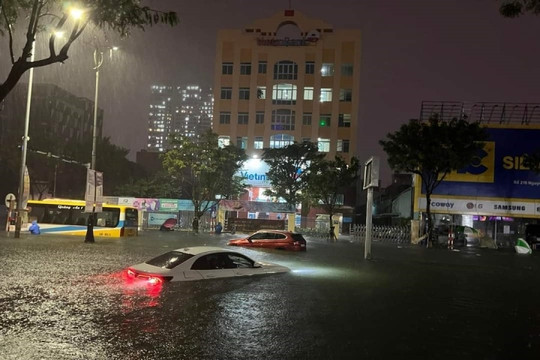 Hàng loạt tỉnh, thành phố miền Trung cho học sinh nghỉ vì mưa lũ