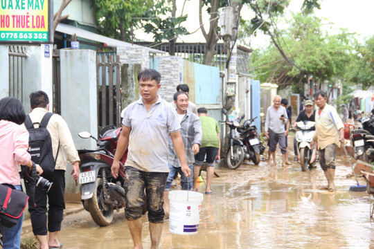 Thức xuyên đêm lo lắng, người dân Đà Nẵng lại tất bật dọn dẹp nhà cửa sau mưa ngập lịch sử
