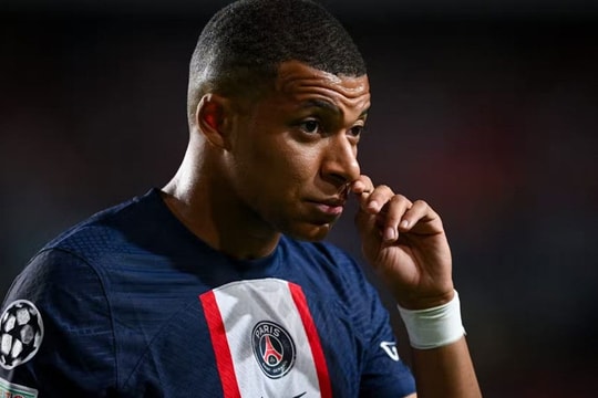 Ronaldo sẽ rời MU bằng được, Mbappe bị cô lập ở PSG