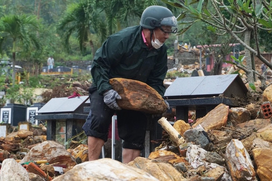 Người dân đau xót, bới tìm hàng trăm ngôi mộ ở Đà Nẵng bị lũ ống vùi lấp