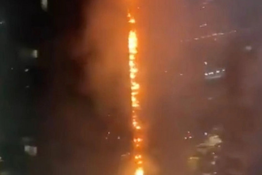 Chung cư 24 tầng ở Thổ Nhĩ Kỳ cháy như cột lửa