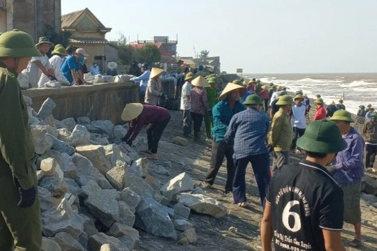 Hơn 300 người được huy động gia cố khẩn cấp kè biển bị sạt lở