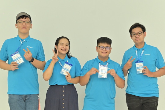 Nhóm học sinh ở Đà Nẵng sáng chế gậy thông minh dẫn đường cho người khiếm thị