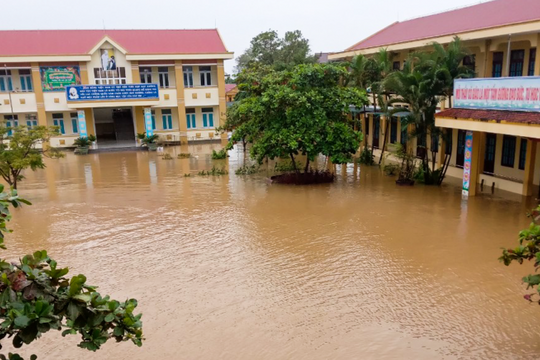 Ảnh: Trường học ở vùng lũ Quảng Bình trong mênh mông biển nước