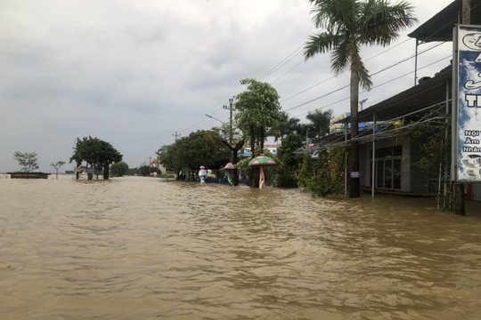 Lệ Thủy, Quảng Bình: Ngập diện rộng, nhiều nhà dân chìm trong nước lũ