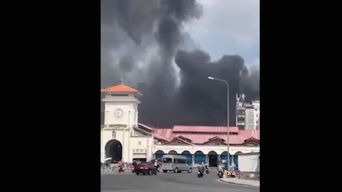 Cháy lớn gần chợ Bến Thành, khói đen nghi ngút cả khu phố