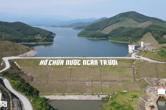 Hồ thủy lợi có đập nước bằng đất cao nhất Việt Nam