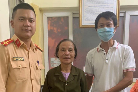 CSGT giúp đỡ cụ bà bị lạc khi đi từ Thái Bình lên Hà Nội thăm con