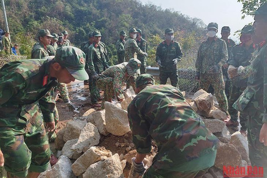 Lực lượng quân đội tham gia khắc phục giao thông tại Cù Lao Chàm