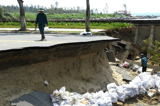 Ngập lụt khiến cả con đường vỡ toác, hạn chế du khách tới bán đảo Sơn Trà