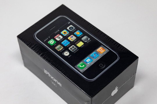 iPhone đời đầu nguyên seal có giá gần 40.000 USD