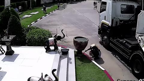 Thót tim khoảnh khắc nam công nhân thoát chết trong gang tấc