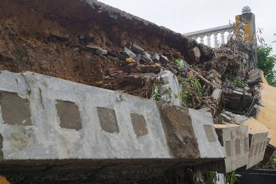 Hơn 600 ngôi mộ bị vùi lấp trong vụ sạt lở nghĩa trang lớn nhất Đà Nẵng