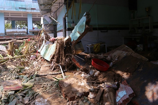 Nhà mới xây đổ nát tan hoang sau trận mưa ngập lịch sử