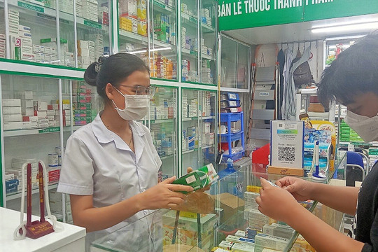 Bên hành lang bệnh viện: Nhà thuốc ở Hà Nội thiếu dược sĩ trầm trọng