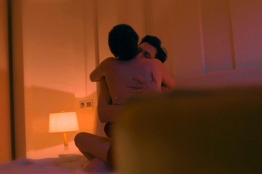 Đồ bảo hộ của diễn viên Việt khi đóng cảnh 18+