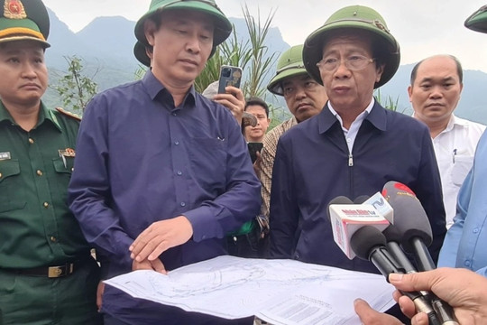 Phó Thủ tướng Lê Văn Thành kiểm tra tuyến đường bị "dịch chuyển" 6m