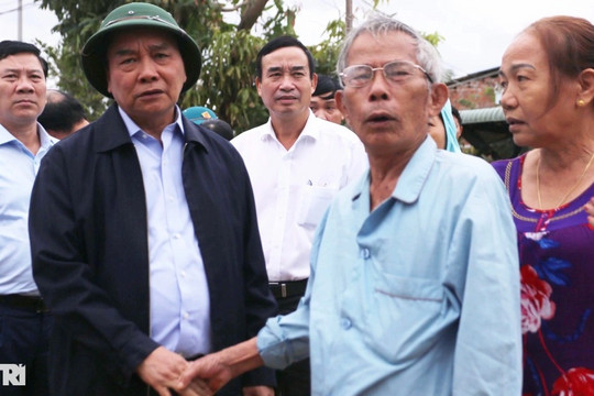 Chủ tịch nước thăm người dân vùng ngập lũ, sạt lở tại Đà Nẵng