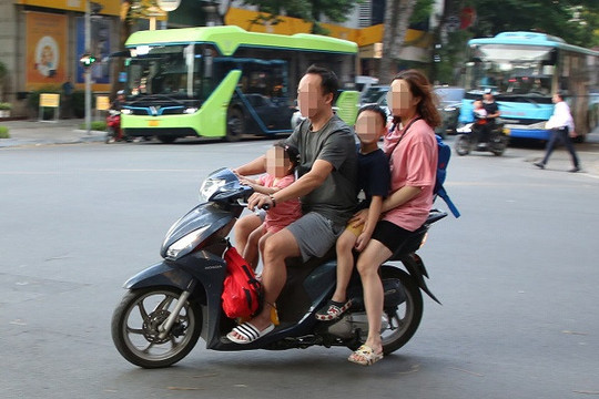 Học sinh Hà Nội đi xe phân khối lớn ra đường, phụ huynh 'đầu trần' phóng vun vút