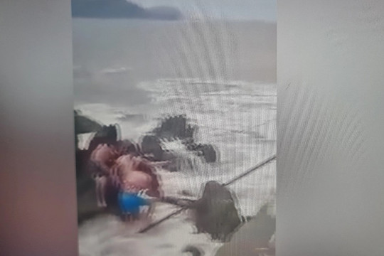 Giải cứu du khách TPHCM bị sóng cuốn tại biển Cửa Lò