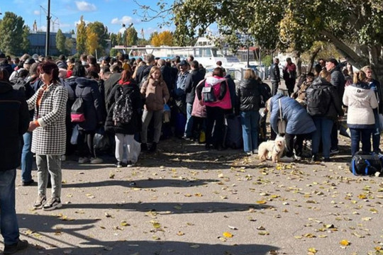 Ukraine phản công khốc liệt, Nga bắt đầu sơ tán hàng nghìn dân khỏi Kherson