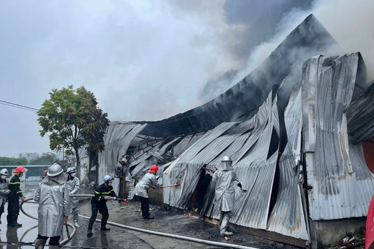 Khởi tố vụ án cháy nhà kho khiến 1 người thiệt mạng ở Hà Nội