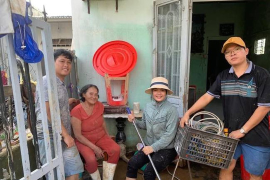 Những người bỏ công, bỏ việc đi dọn dẹp giúp bà con ngập cửa ngập nhà ở Đà Nẵng