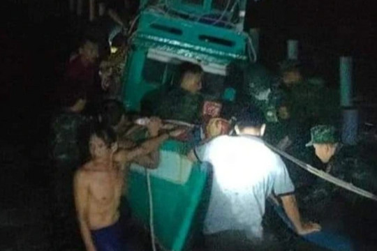 Sóng lớn đánh chìm 6 tàu thuyền neo đậu ở Phú Quốc