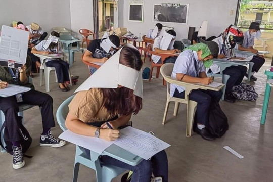 Hình ảnh sinh viên đội 'mũ chống gian lận' gây sốt mạng xã hội Philippines
