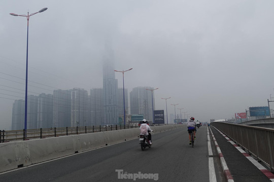 TPHCM chìm trong sương mù, nhiều tòa nhà cao tầng ‘mất hút’