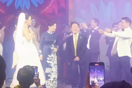 Bầu Hiển nhảy flashmob trong đám cưới con trai Vinh Quang với Đỗ Mỹ Linh