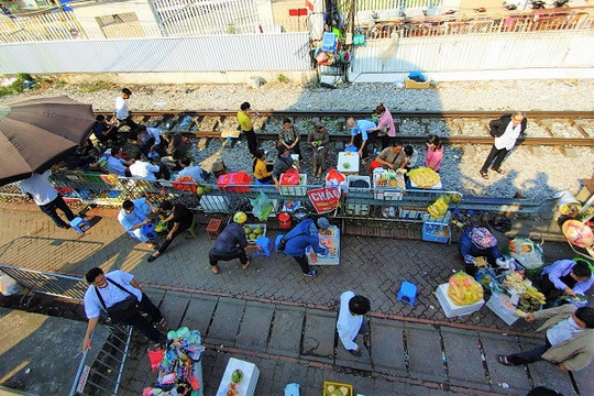 Ô tô dừng lộn xộn, hàng rong bán trên ray đường sắt trước cổng viện Bạch Mai