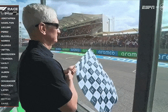 Tim Cook vẫy cờ về đích ở giải F1