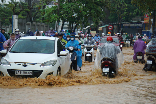 Ảnh: Mưa lớn, nhiều tuyến đường Đà Nẵng lại ngập nặng