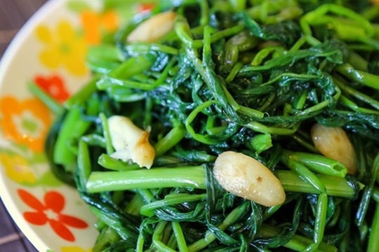 Xào rau cứ tiện tay đổ ngay vào chảo: Đầu bếp "lắc đầu", bảo sao rau chín không đều, mất sạch dinh dưỡng