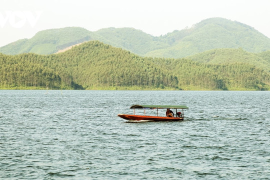 Thác Bà long lanh mùa nước nổi