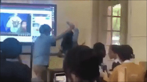 Clip: Nữ giáo viên bị đồng nghiệp khoá tay, đẩy ra khỏi phòng học