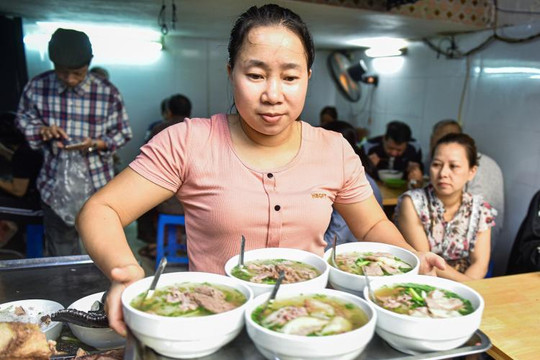 Quán phở 3 đời ở Hà Nội: Khách "đạp vòng hồ Tây" chờ đến lượt ăn