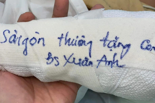 Em bé Hà Giang được bác sĩ TPHCM "tặng" cả bàn tay
