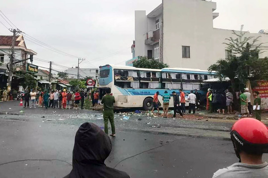 Hai xe khách tông nhau, lao vào nhà dân ở Phú Yên