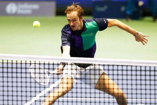 Medvedev vào chung kết Vienna Open, Alcaraz thua sốc ở Basel Open
