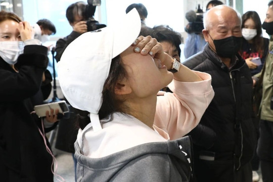 Cha mẹ đỏ mắt chờ tin con suốt đêm sau thảm kịch giẫm đạp ở Seoul
